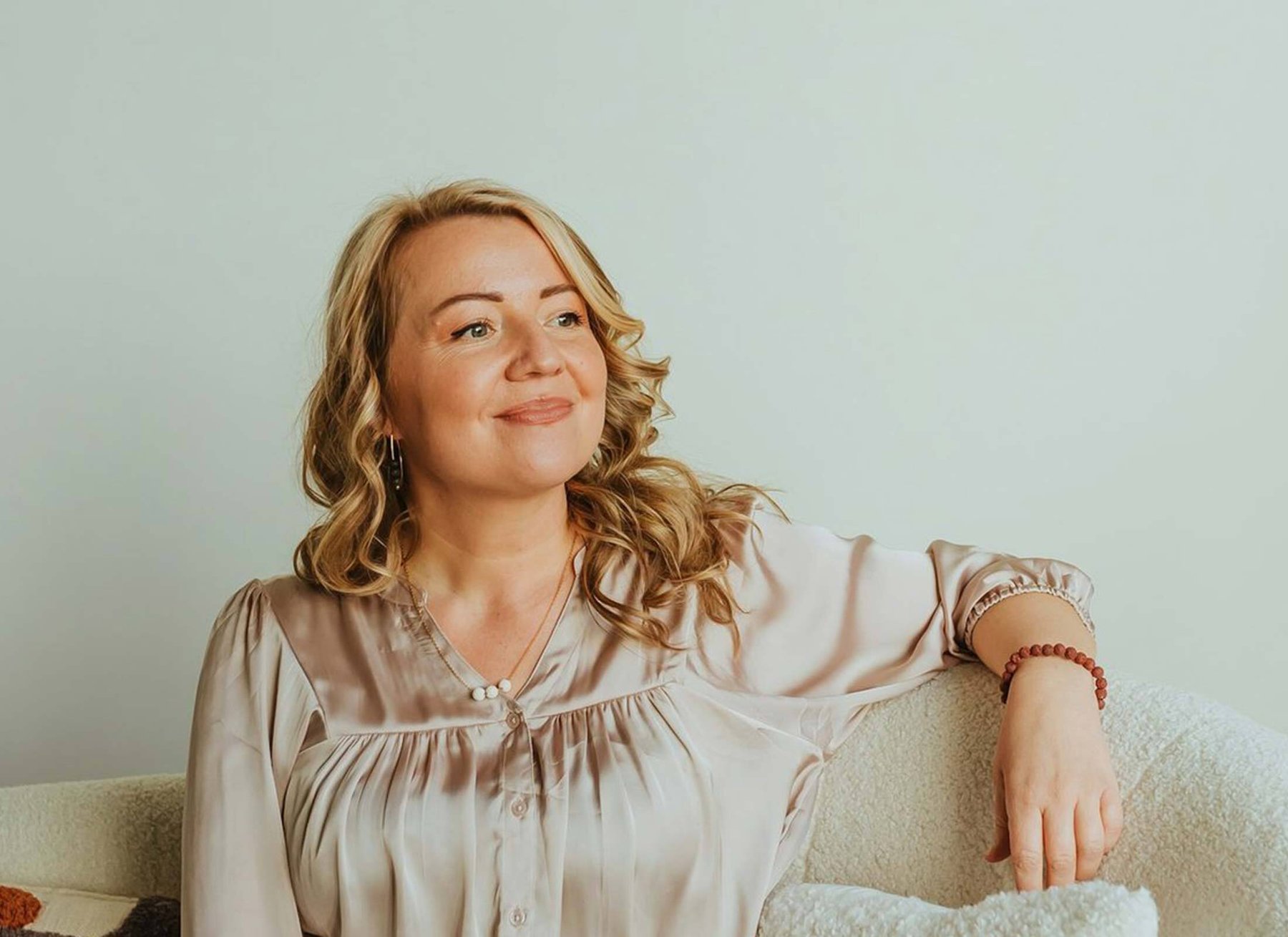 tprc-people-readiness-woman-blonde-relaxed-seated-short